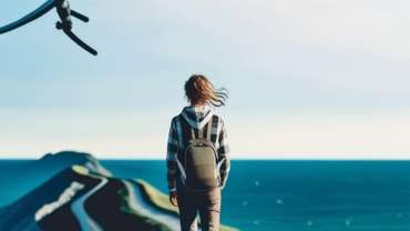 voyage belle en regardant l'horizon