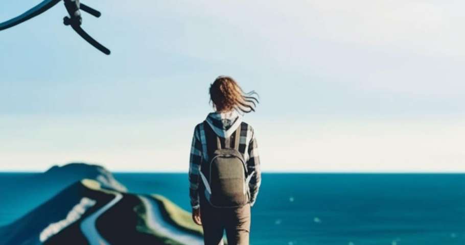 voyage belle en regardant l'horizon